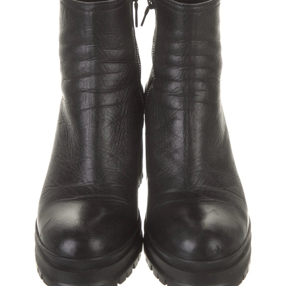 Woman 
Prada Leather Ankle Boots